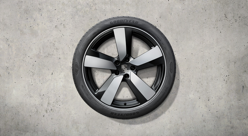 22' Macan Sport summer wheel-and-tyre set, high gloss black. Porsche Macan-e - 95C044660F