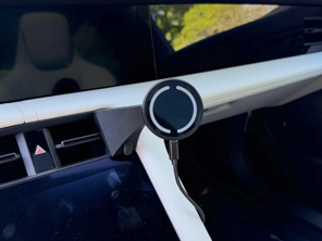 Smartphone mount / charger. Porsche 9J1 Taycan - SQ5877863, SQ6959823R