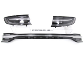 LED tail lights with light panel, darkened. black-coloured 'PORSCHE' logo Porsche Macan II - 95B04490502, 95B945091N, 95B945092N, 95B945208FY, 95B853687A
