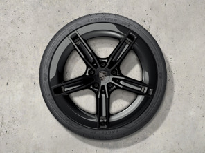 21-inch Mission E design summer wheel-and-tyre set painted in black (high-gloss). Porsche Taycan (MK2) 2024>> - 9J1073663KB - 9J1073663KB