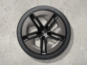 21-inch Taycan exclusive design summer wheel-and-tyre set, painted in black (high-gloss) with Aeroblades painted in Turbonite. Porsche Taycan Turbo (MK2) 2024>> - 9J1073663TC - 9J1073663TC