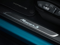 Side sills trims in brushed dark-silver aluminium, Illuminated. Porsche Macan II - 95B044810, 95B044811, 95B044812, 95B044813