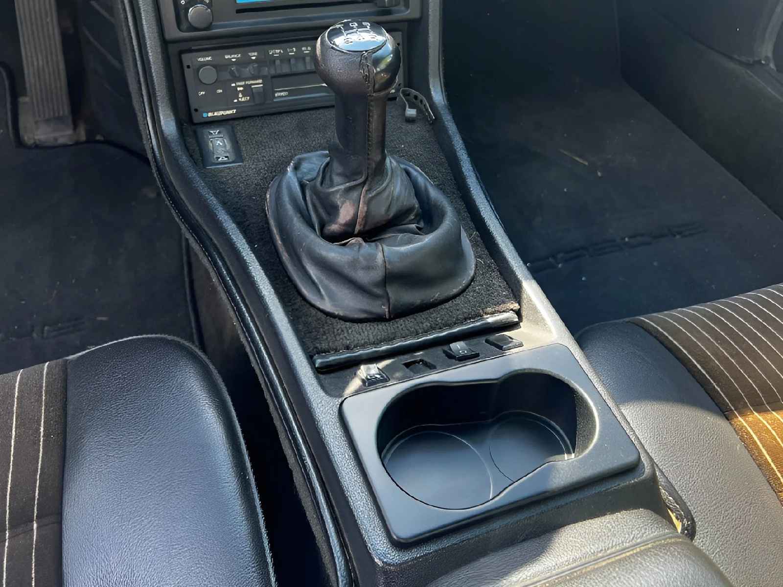 Cup Holder. Porsche 924 / 924S / 944 >>1985
